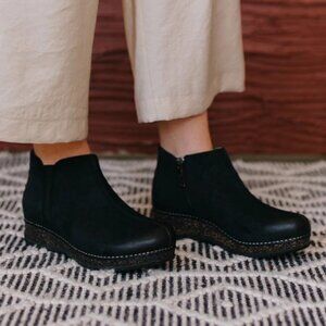 NEW Dansko Makara Side-Zip Booties - Suede For Women in black 1025 7s4